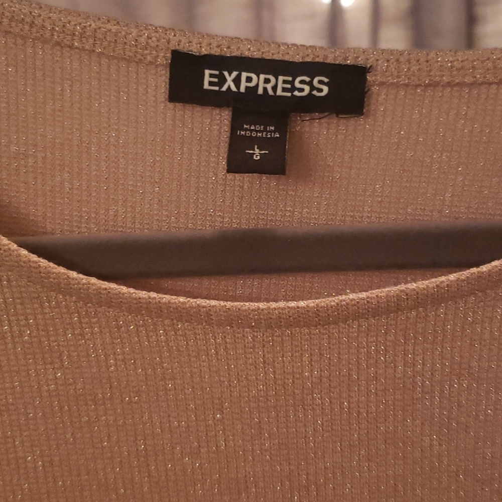 Express Metallic Ruched Puff Sleeve Tee - Picture 6 of 9